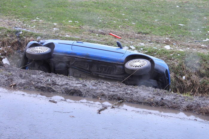Automobilist klapt op boom en belandt in sloot