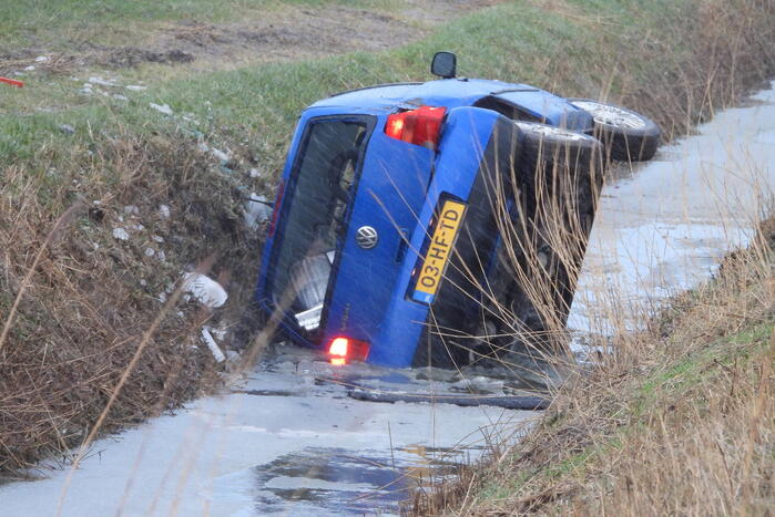 Automobilist klapt op boom en belandt in sloot