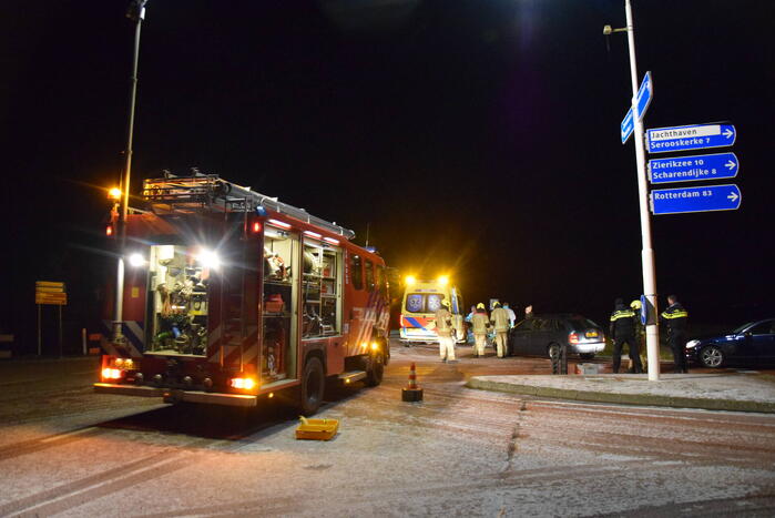 Automobilist botst op middengeleider door glad wegdek