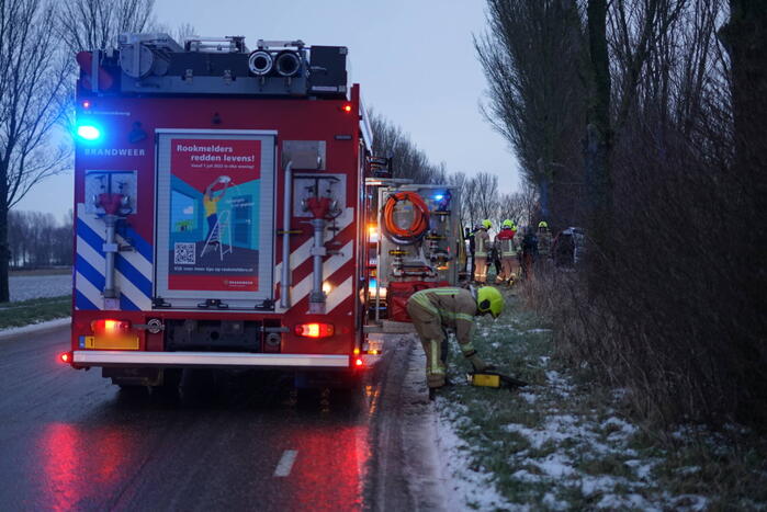 Automobilist belandt door gladheid tegen boom