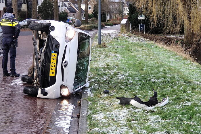 Automobilist belandt met auto op zijkant