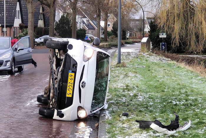 Automobilist belandt met auto op zijkant