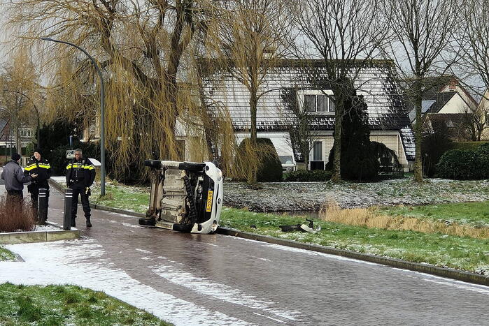 Automobilist belandt met auto op zijkant