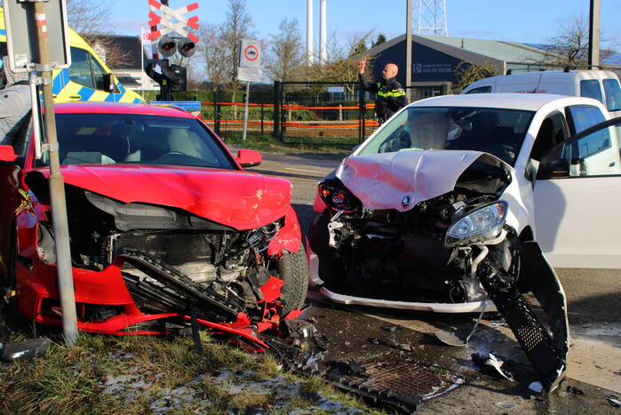 Twee voertuigen met elkaar in botsing