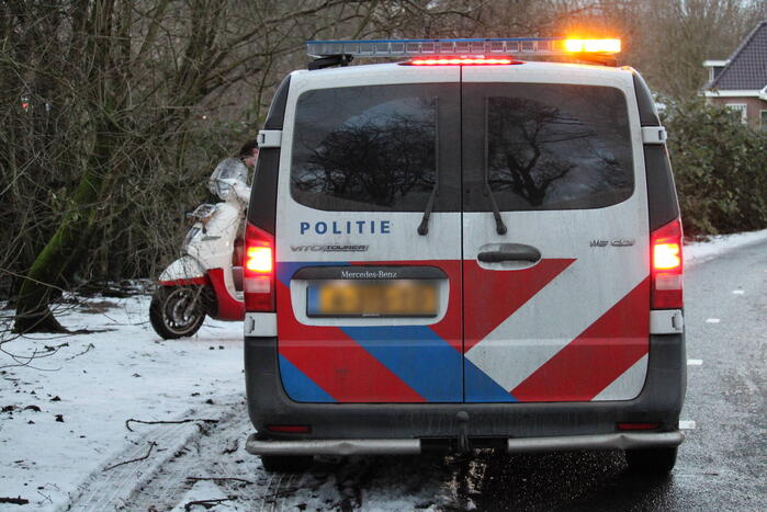 Scooterrijder gaat onderuit door gladheid