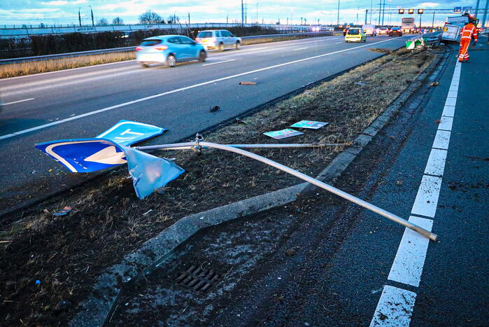 Bestelbus met aanhanger belandt op zijkant