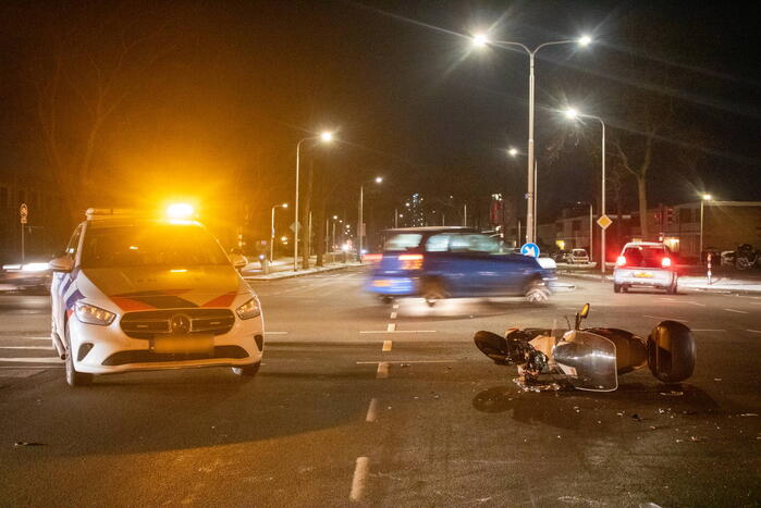 Gewonde en schade na botsing tussen auto en scooter