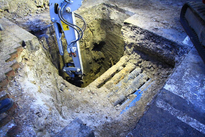 Sinkhole in de weg door kapotte riolering