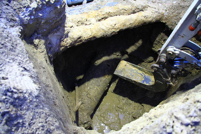 Sinkhole in de weg door kapotte riolering