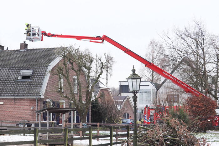 Brandweer blust schoorsteenbrand