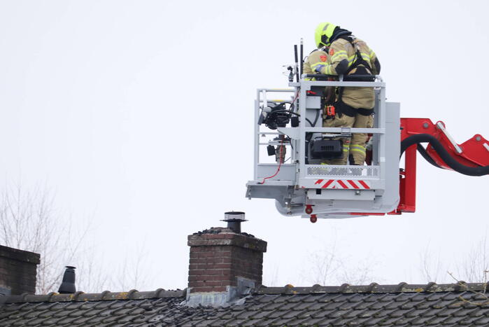 Brandweer blust schoorsteenbrand