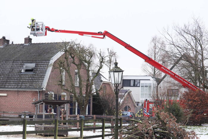 Brandweer blust schoorsteenbrand
