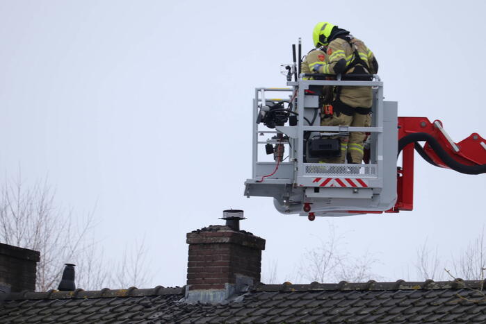 Brandweer blust schoorsteenbrand