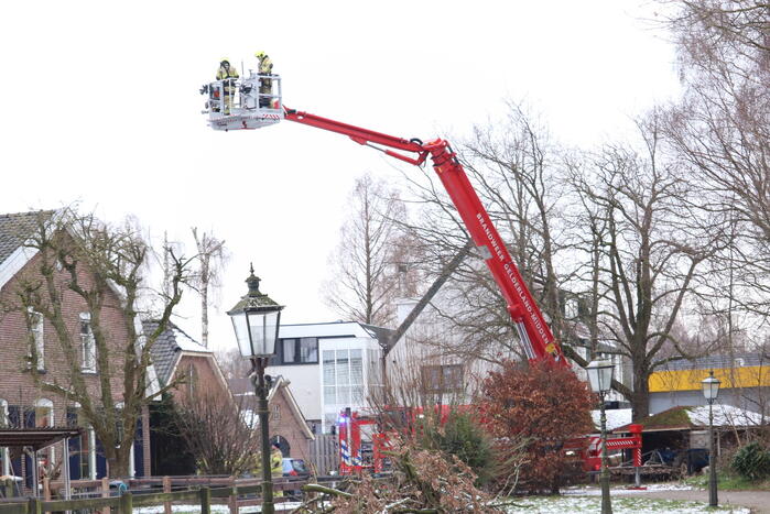 Brandweer blust schoorsteenbrand