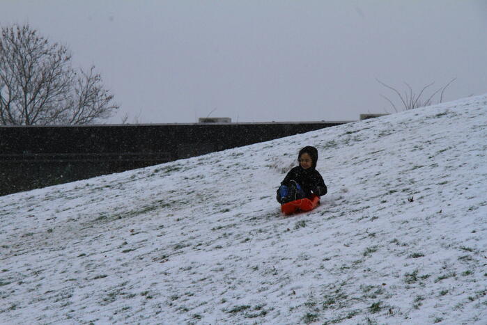 Kinderen hebben lol in de sneeuw