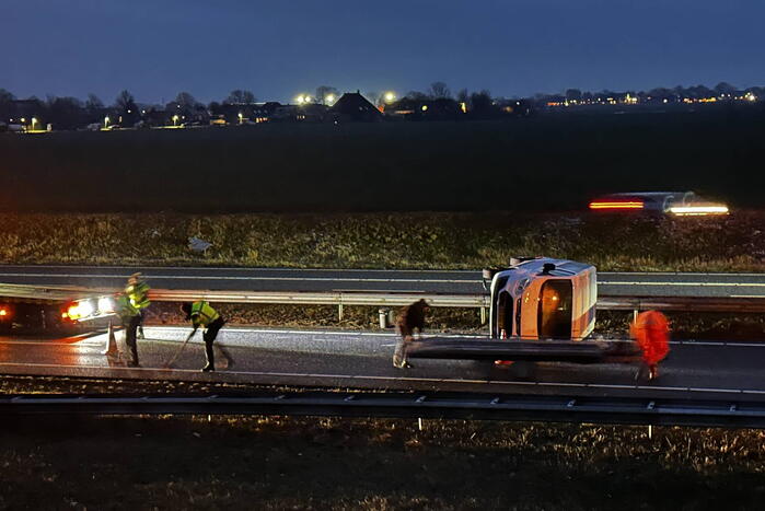 Aanhanger met bestelbus kantelt