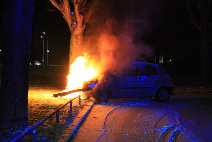 Personen auto volledig uitgebrand