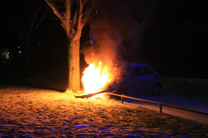 Personen auto volledig uitgebrand