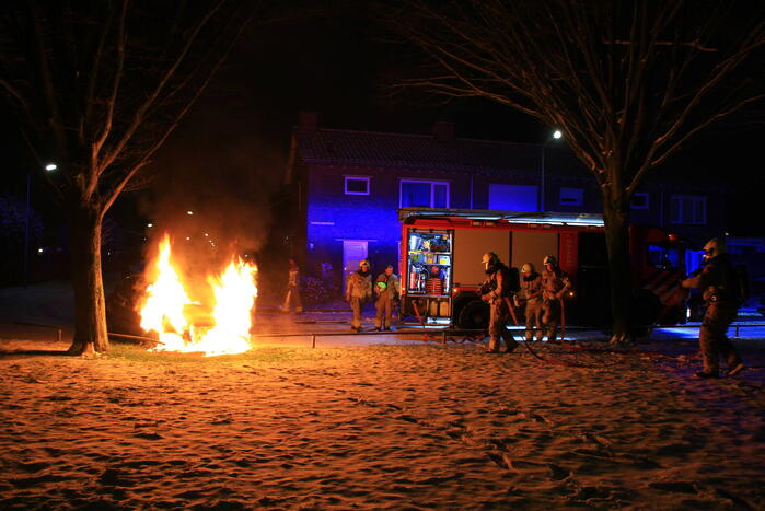 Personen auto volledig uitgebrand