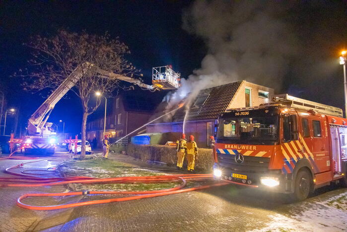 Flinke vlammen bij uitslaande woningbrand