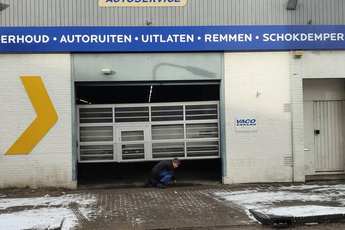 Auto rijdt door garagedeur en richt ravage aan