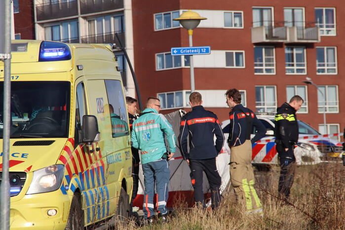 Persoon overleden na val uit raam