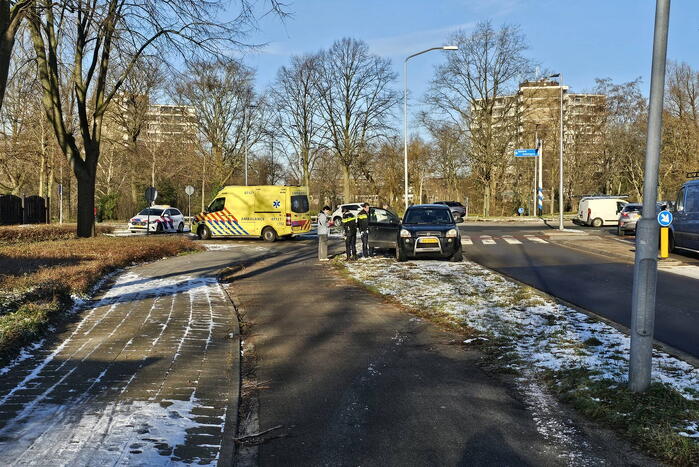 Fietser gewond bij aanrijding op rotonde