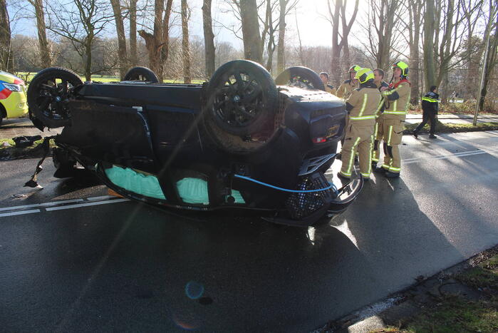 Automobilist belandt op zijn kop