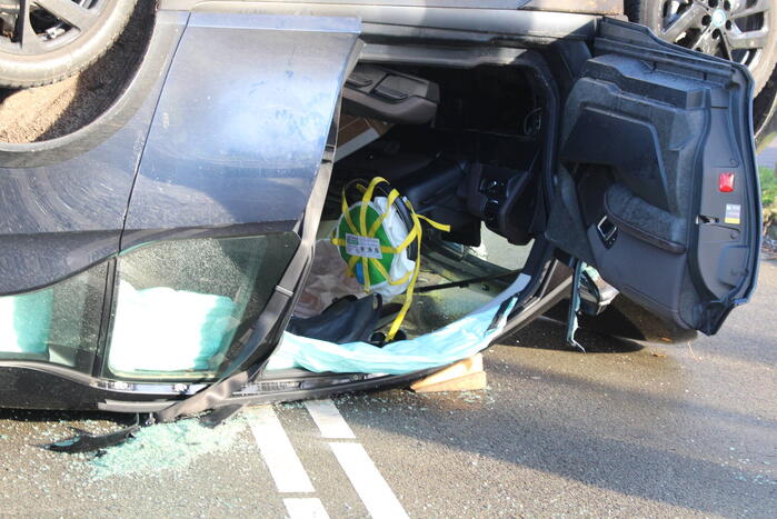 Automobilist belandt op zijn kop