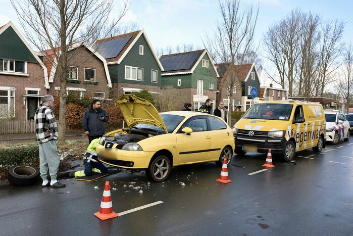 Hulpdiensten redden aangereden kat uit auto