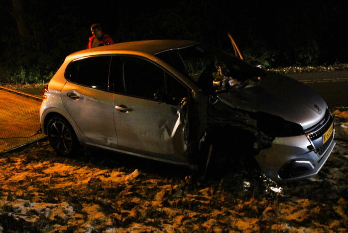 Automobilist gewond bij botsing met paal