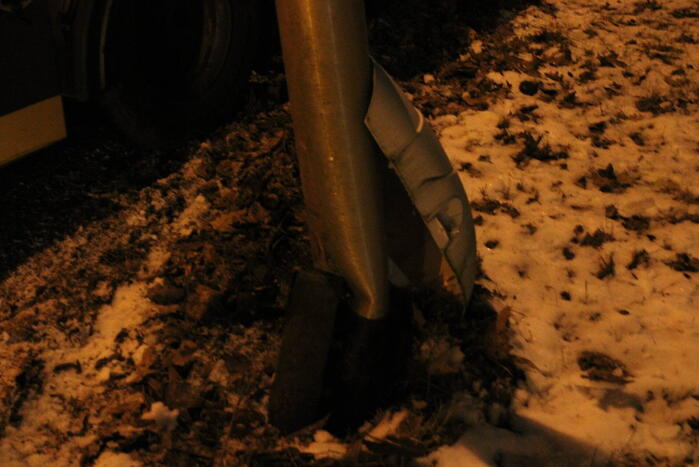 Automobilist gewond bij botsing met paal