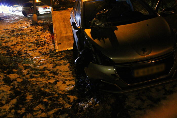 Automobilist gewond bij botsing met paal