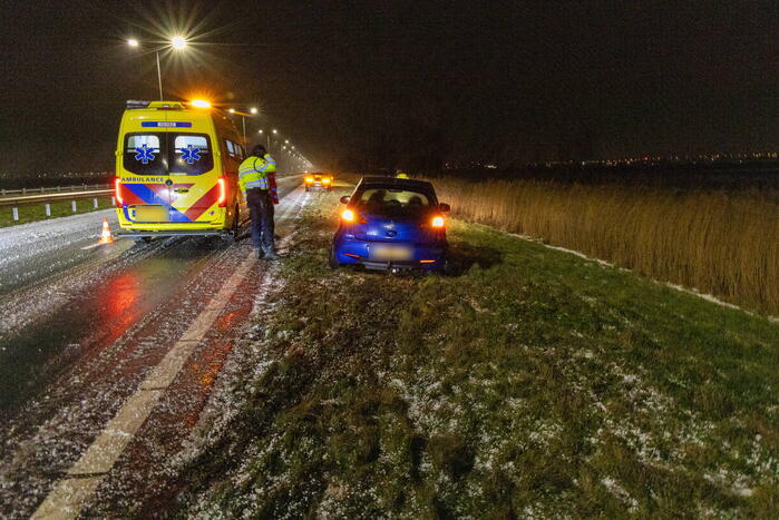 Automobilist ramt vangrail door gladheid