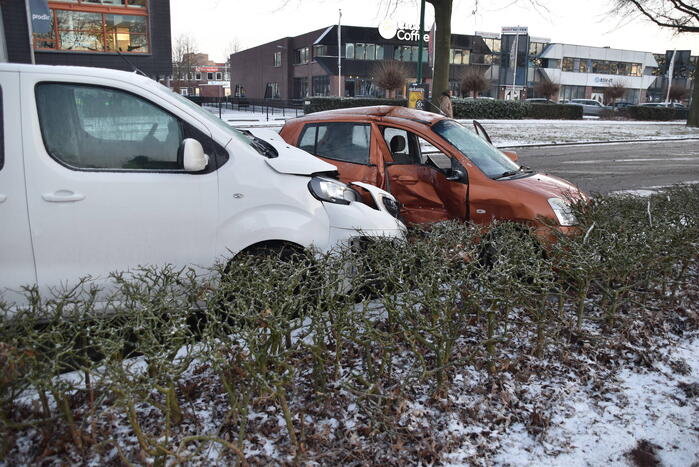 Bestelbus en personenauto botsen door gladheid
