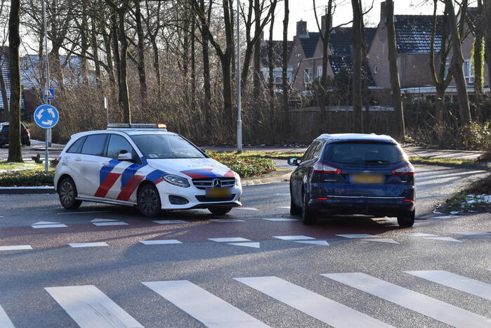 Fietser geschept op rotonde door automobilist