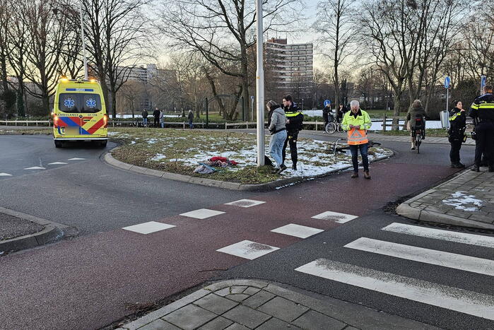 Auto en fietser in botsing op beruchte rotonde