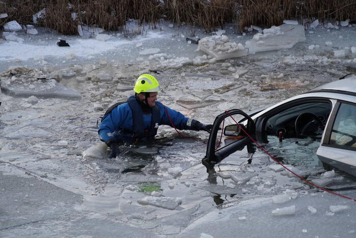 Automobilist belandt in ijskoude sloot