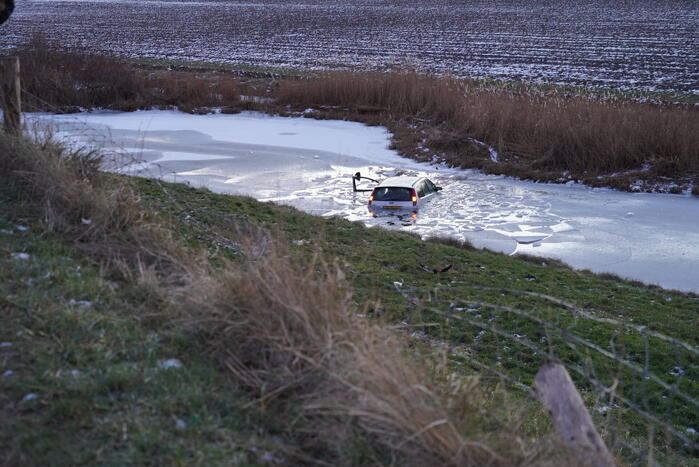 Automobilist belandt in ijskoude sloot