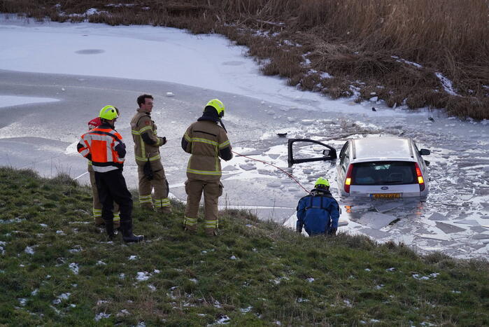 Automobilist belandt in ijskoude sloot