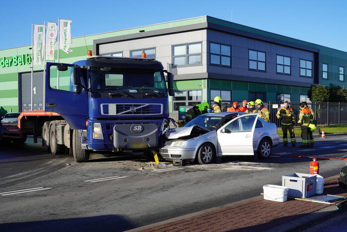 Twee gewonden bij ongeval met vrachtwagen
