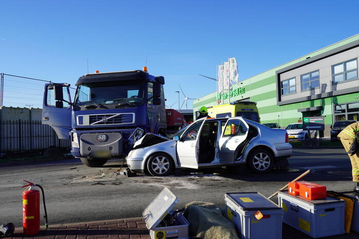 Twee gewonden bij ongeval met vrachtwagen