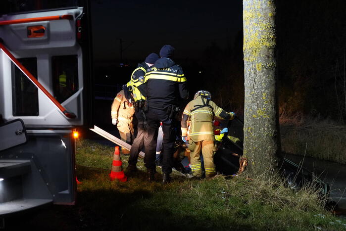 Hulpdiensten redden bestuurster uit te water geraakte auto
