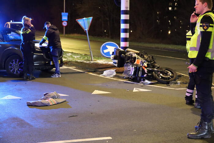 Motoragent gewond bij botsing met auto