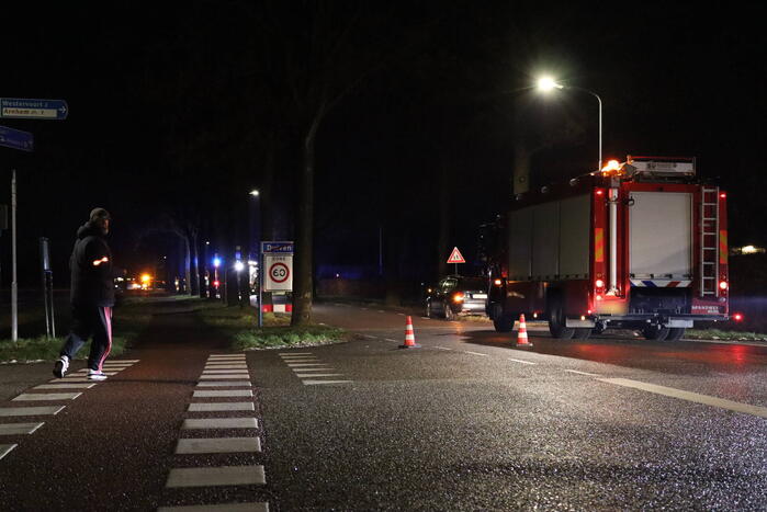 Persoon overleden nadat auto op kop belandt