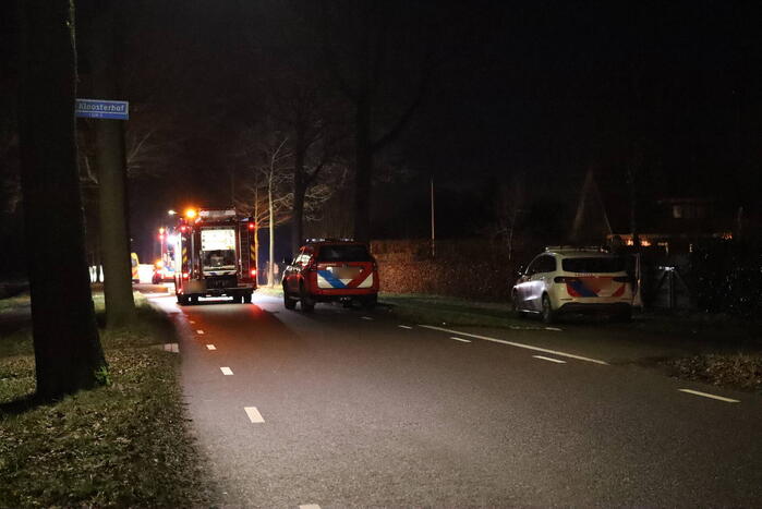 Persoon overleden nadat auto op kop belandt