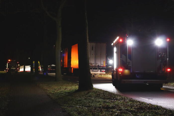 Persoon overleden nadat auto op kop belandt