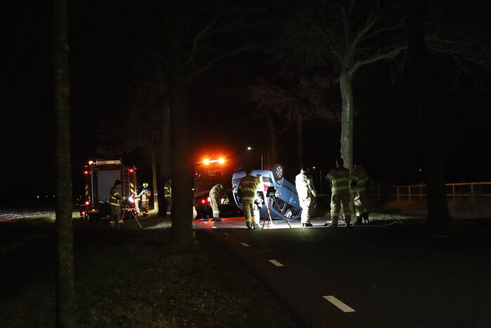 Persoon overleden nadat auto op kop belandt
