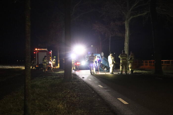 Persoon overleden nadat auto op kop belandt
