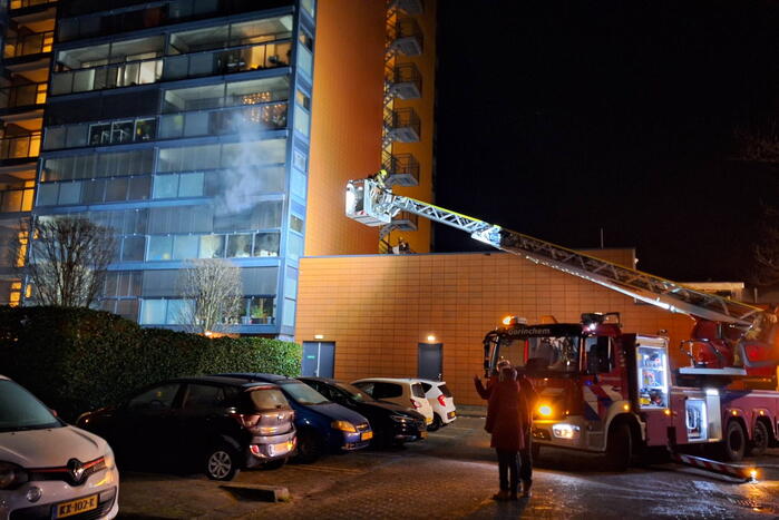 Grote uitslaande brand in flatgebouw